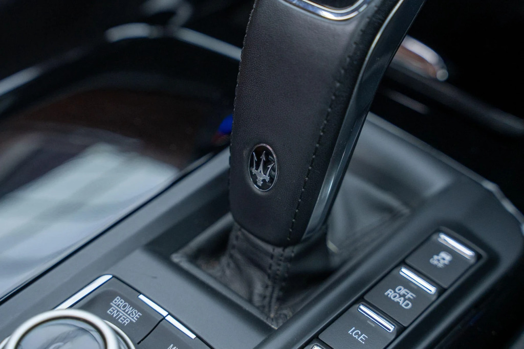 Maserati Levante Modena Black #30