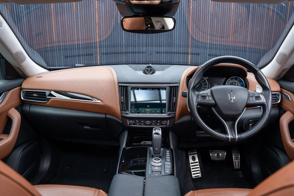 Maserati Levante Modena Black #40