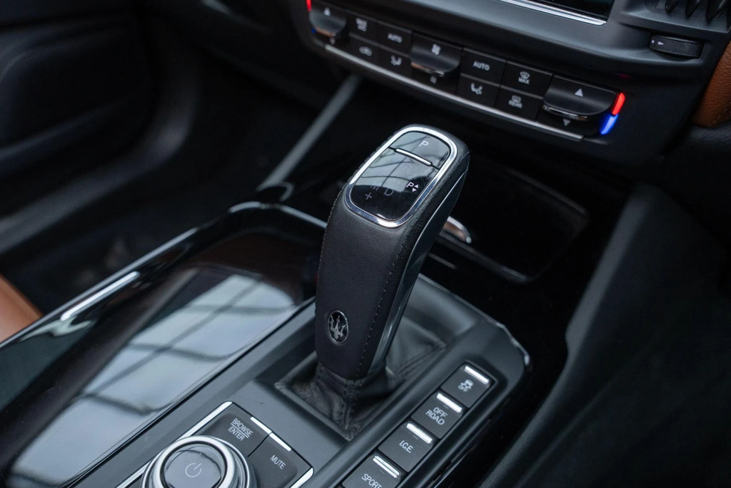 Maserati Levante Modena Black #24