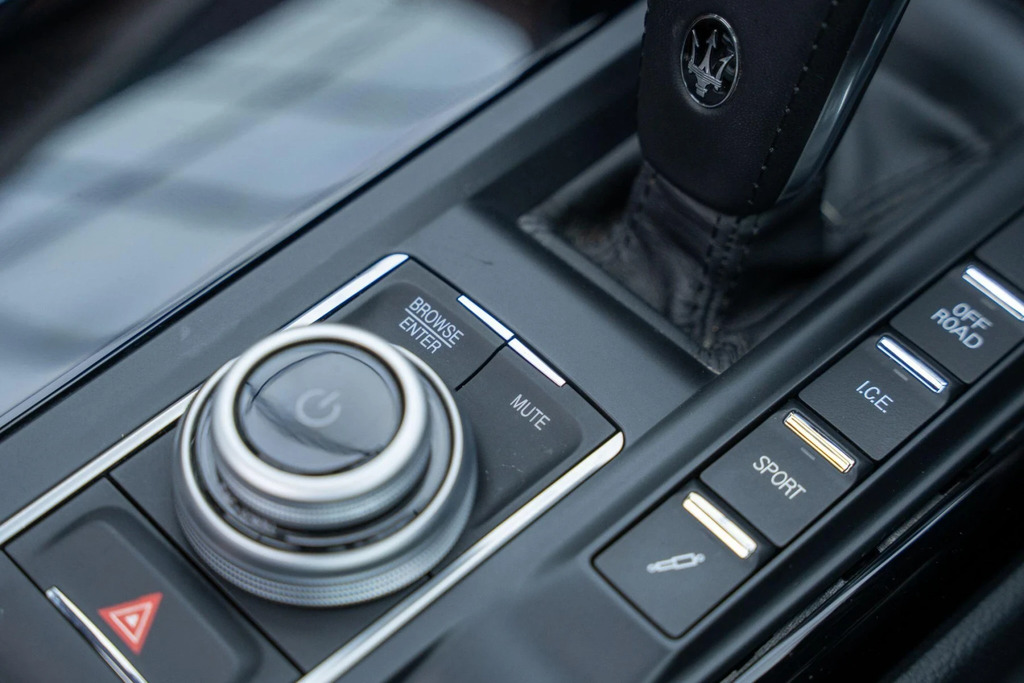 Maserati Levante Modena Black #26