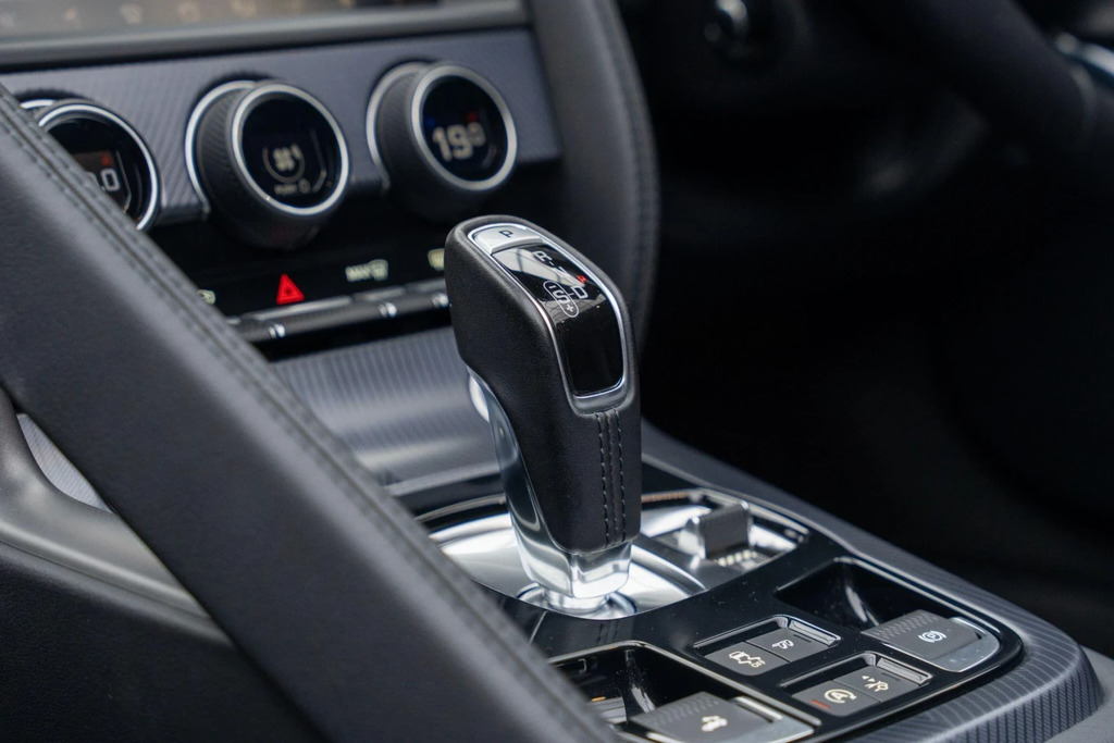 Jaguar F-Type R-dynamic White #37