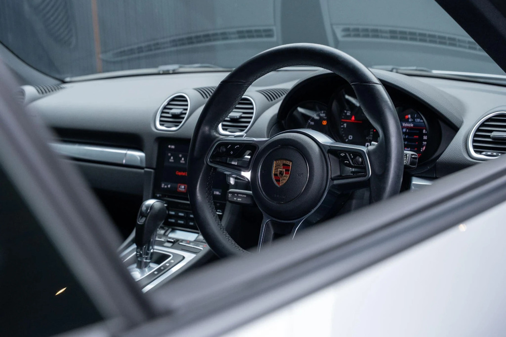 Porsche 718 Cayman 2L Null Red #31