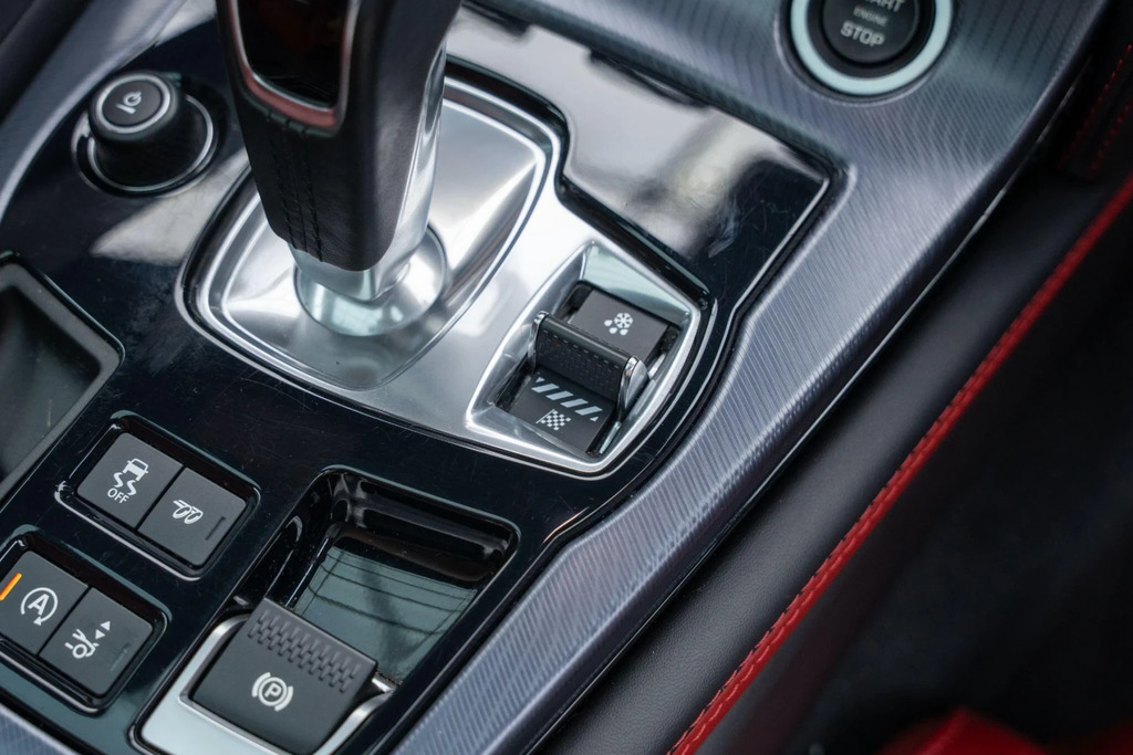 Jaguar F-Type P450 R-dynamic  #37