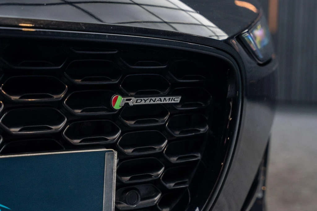 Jaguar F-Type P450 R-dynamic  #33