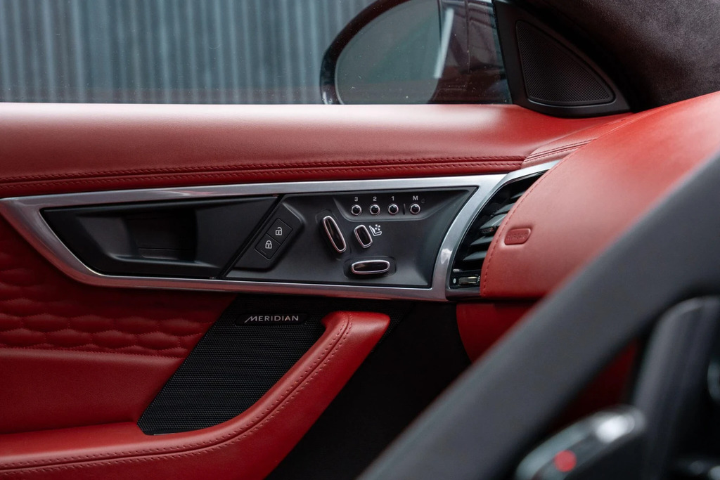 Jaguar F-Type P450 R-dynamic  #24