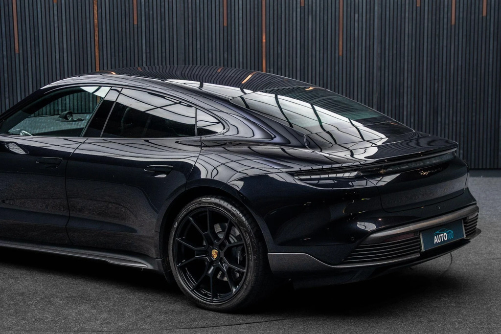 Porsche Taycan Turbo Green #19