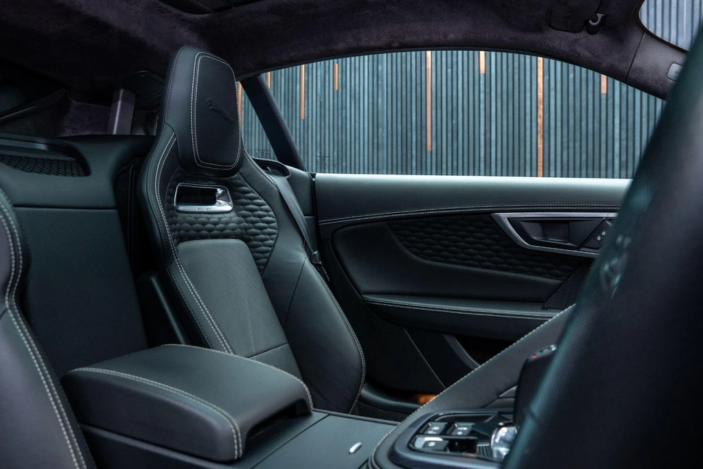 Jaguar F-Type Jaguar Coupe 2.0 P300 R-dynamic Black Black #42