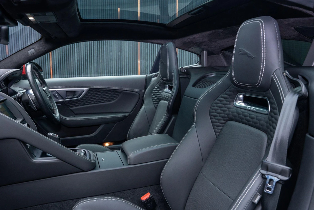 Jaguar F-Type Jaguar Coupe 2.0 P300 R-dynamic Black Black #44