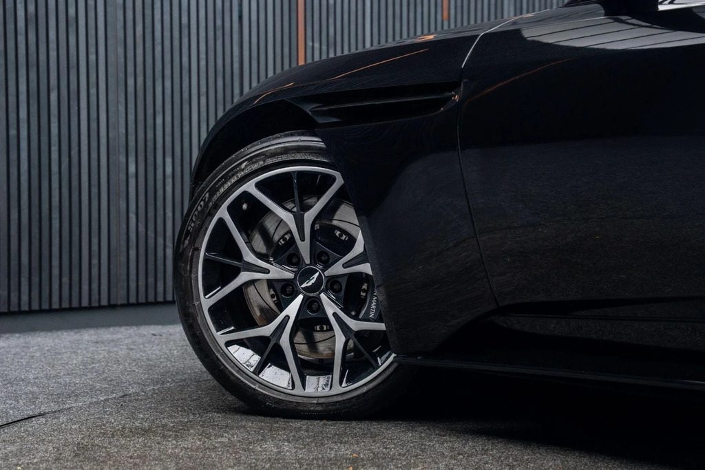 Aston Martin DB11 V12 Touchtronic Red #17