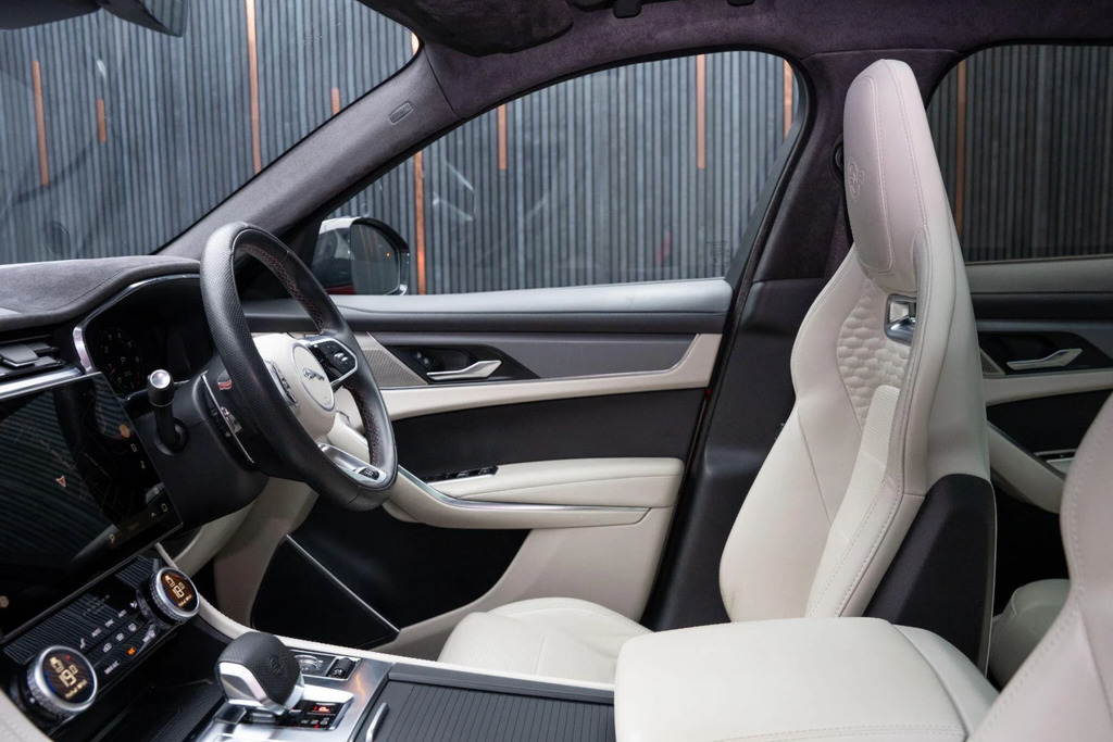 Jaguar F-Pace P550 Svr Black #43