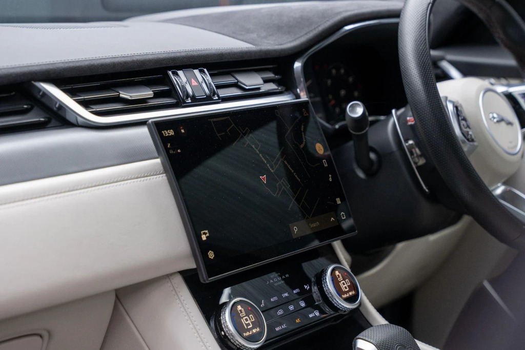 Jaguar F-Pace P550 Svr Black #44