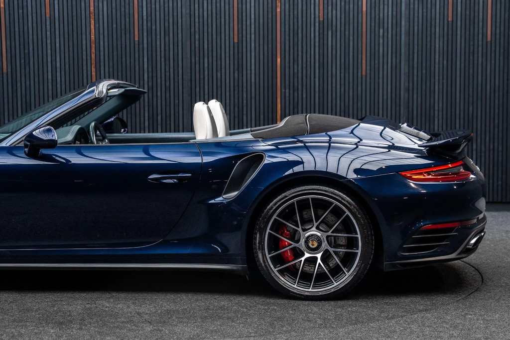 Porsche 911 2dr Pdk  #18