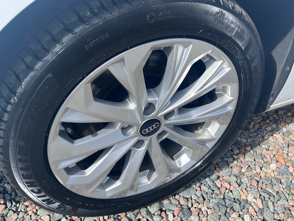 Audi A4 Avant 2L Technik WG71LPU White #2