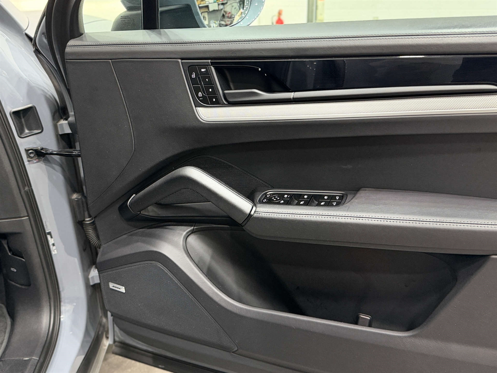 Porsche Cayenne Estate Black #35