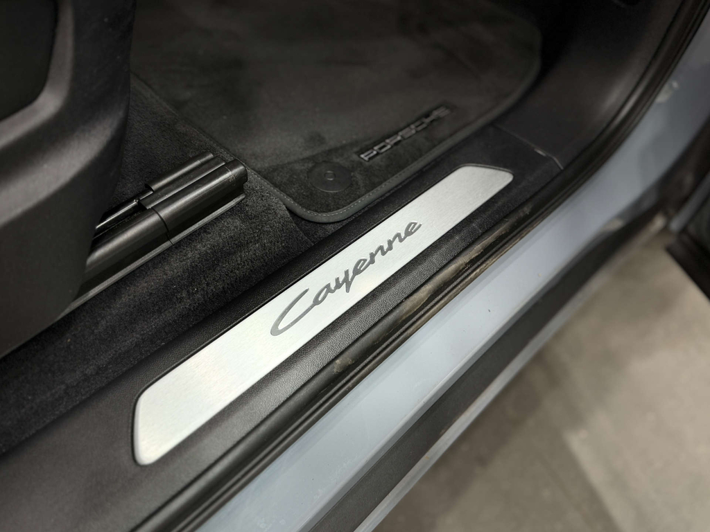 Porsche Cayenne Estate Black #31