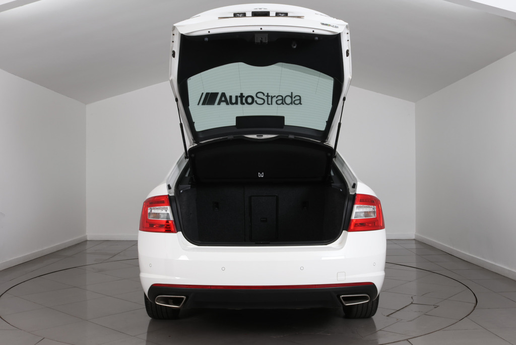 Skoda Octavia 2.0 Tdi Vrs White #6