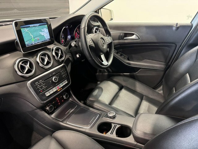 Mercedes-Benz GLA Class Gla200 Se Executive 7G-dct White #3