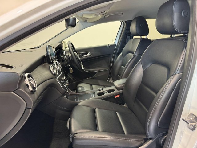 Mercedes-Benz GLA Class Gla200 Se Executive 7G-dct White #2