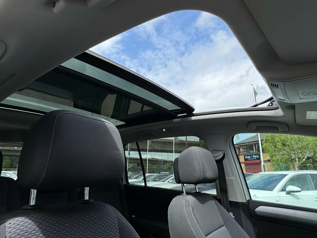 Volkswagen Touran 1.6L Se Family White #3