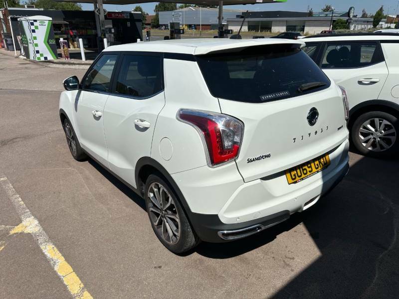 SsangYong Tivoli 1.6 Ultimate White #3