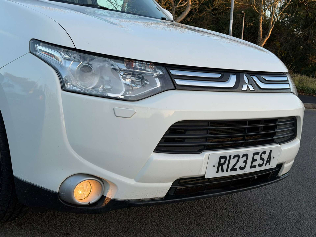 Mitsubishi Outlander Suv White #81
