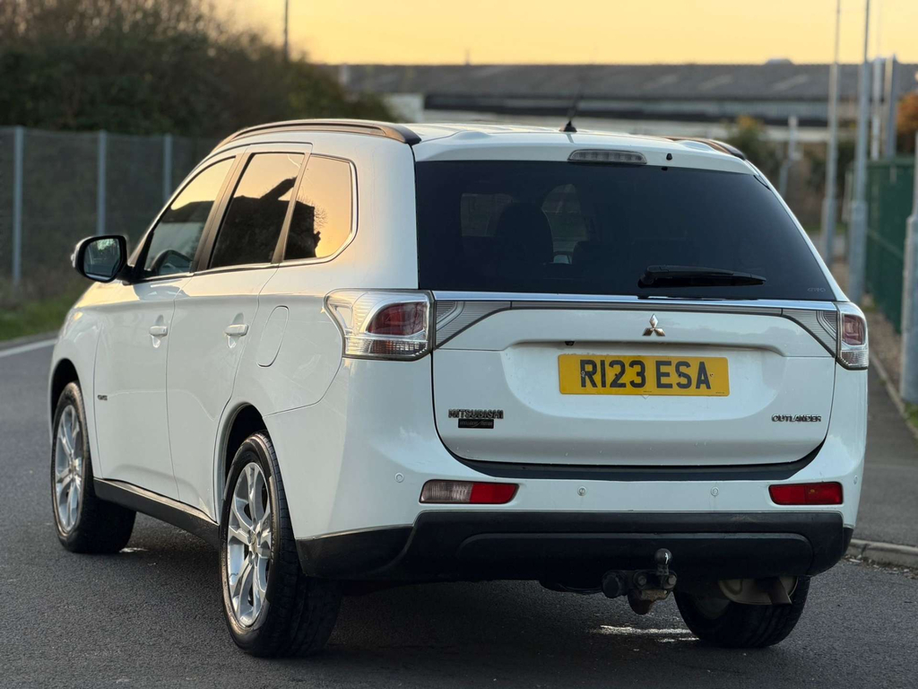 Mitsubishi Outlander Suv White #10