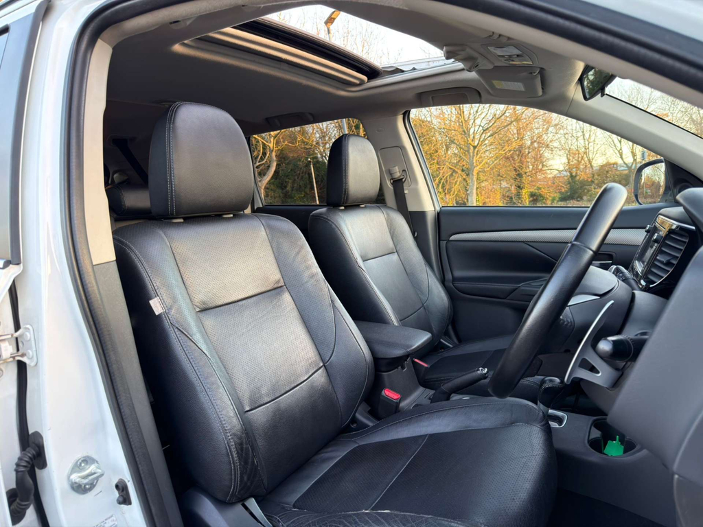Mitsubishi Outlander Suv White #16