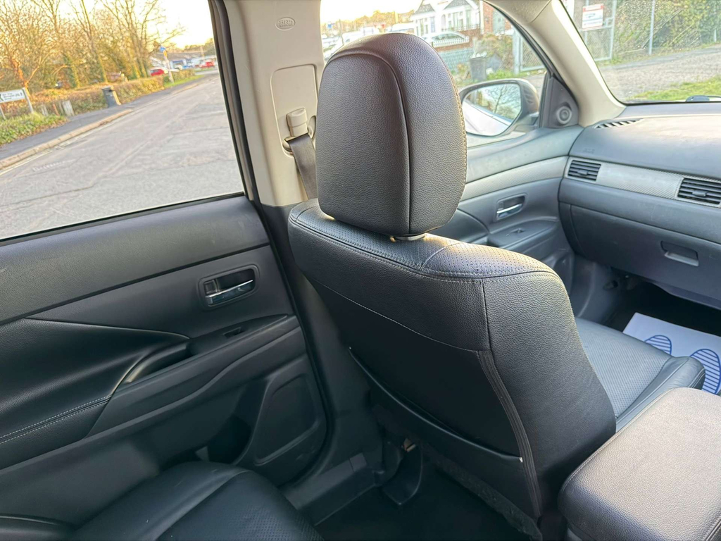 Mitsubishi Outlander Suv White #67