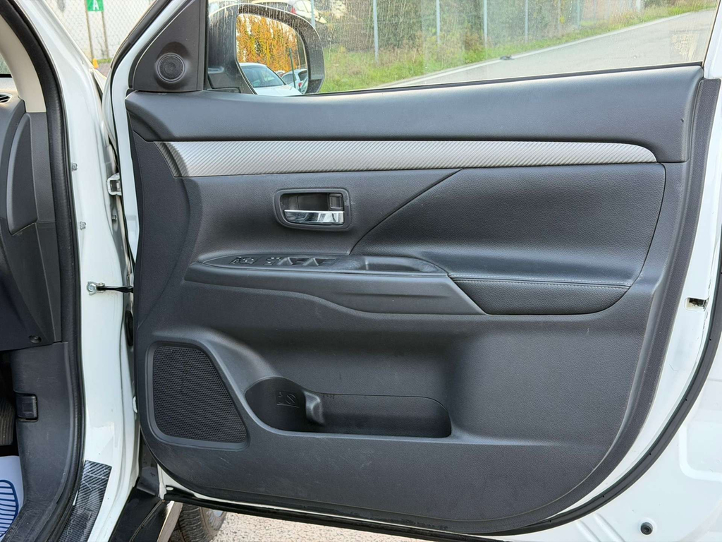 Mitsubishi Outlander Suv White #76