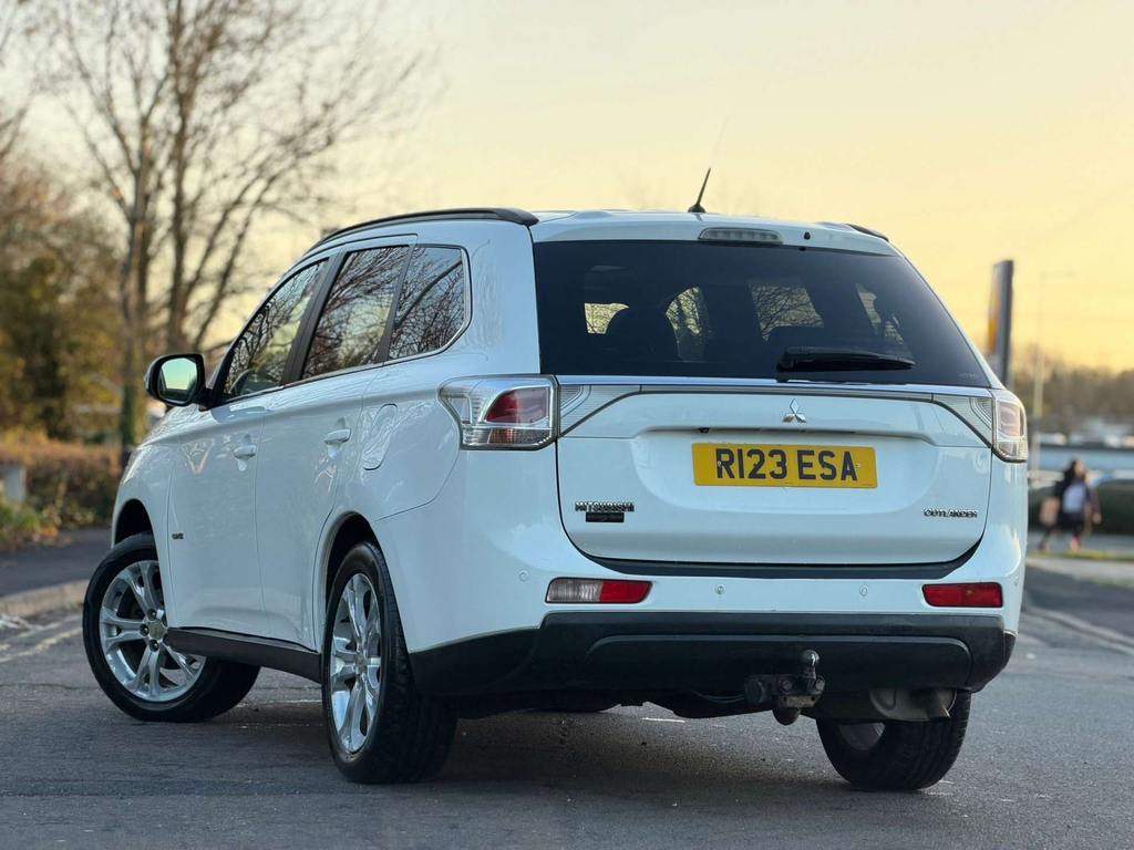 Mitsubishi Outlander Suv White #9