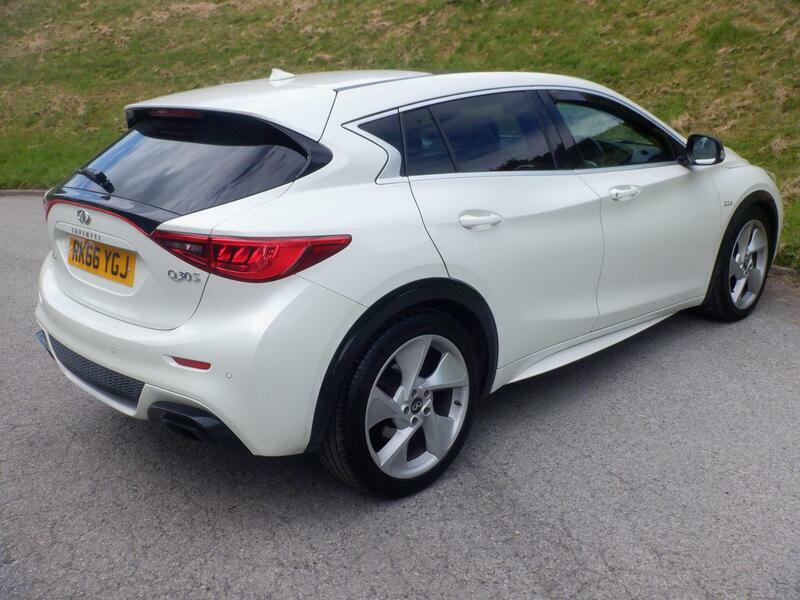 Infiniti Q30 2.2D Sport Dct Awd Euro 6 Ss White #6
