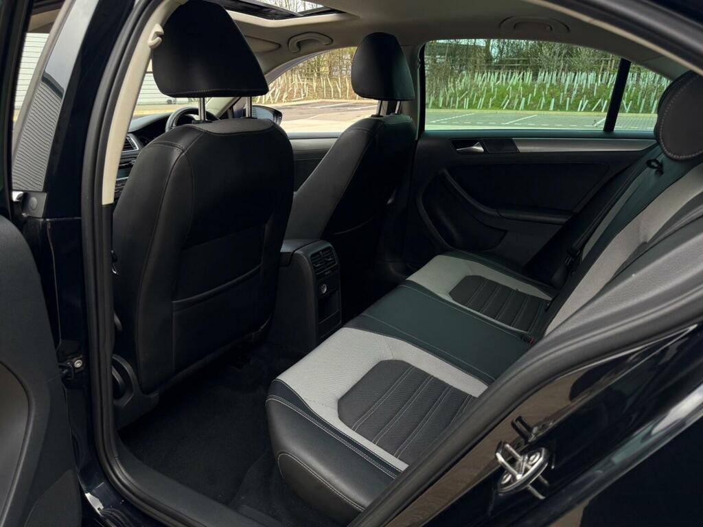 Volkswagen Jetta Saloon 2.0 Tdi Se 2011 Grey #39