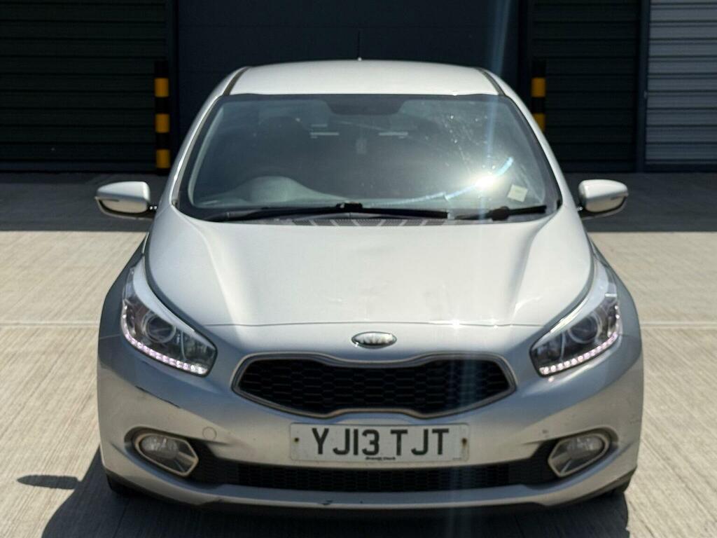 Kia Ceed Hatchback 1.6 Crdi Ecodynamics 2 Euro 5 Ss YJ13TJT Silver #3