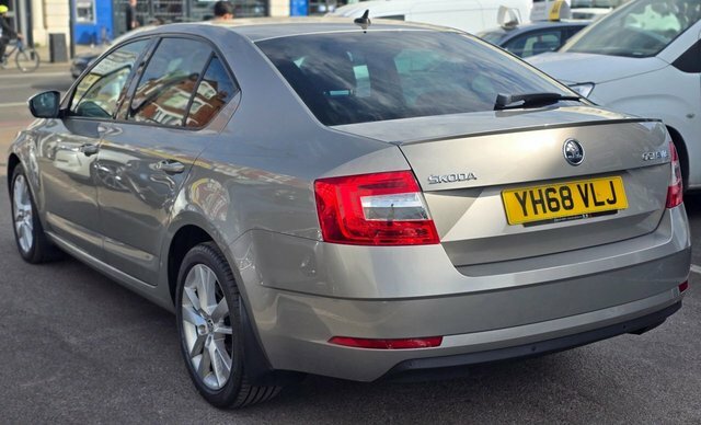 Skoda Octavia 1.5 Tsi Gpf Act Se L Hatchback Petro YH68VLJ Beige #5