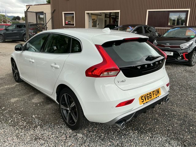 Volvo V40 2018 2.0 T2 Gpf R-design Nav Plus Hatchback Pe White #5