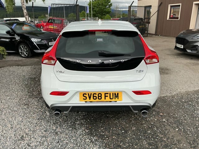 Volvo V40 2018 2.0 T2 Gpf R-design Nav Plus Hatchback Pe White #4