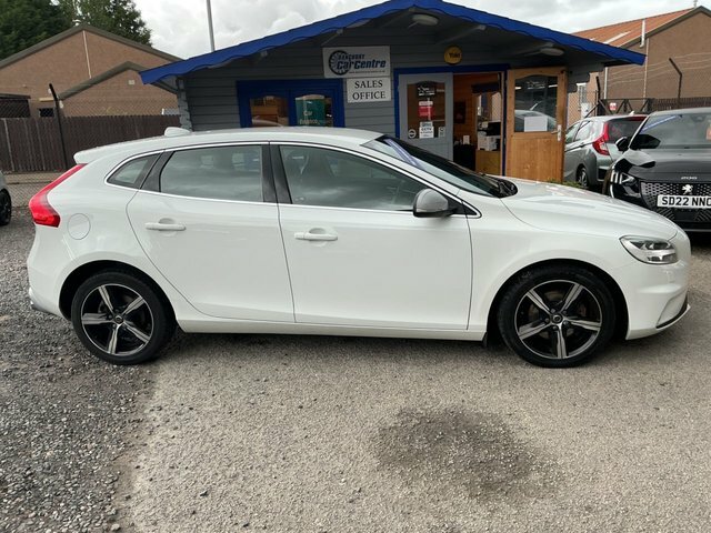 Volvo V40 2018 2.0 T2 Gpf R-design Nav Plus Hatchback Pe White #2