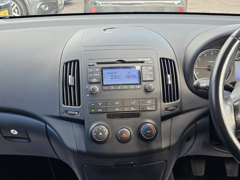 Hyundai I30 1.4 Comfort Euro 4 Red #3