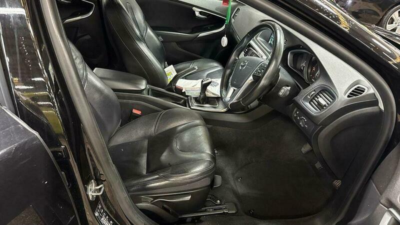 Volvo V40 2.0 D2 Momentum Euro Black #4