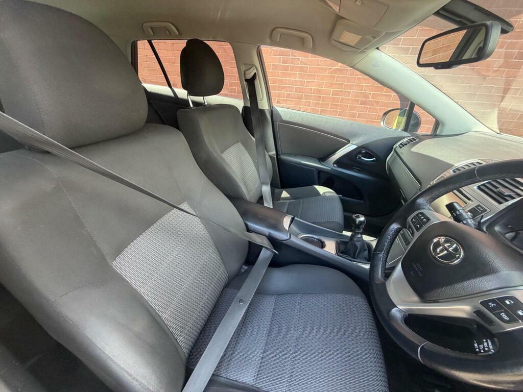 Toyota Avensis Automatic White #13