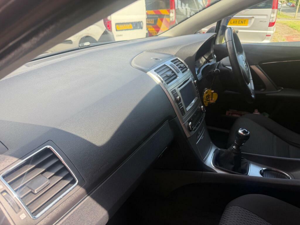 Toyota Avensis Automatic White #12
