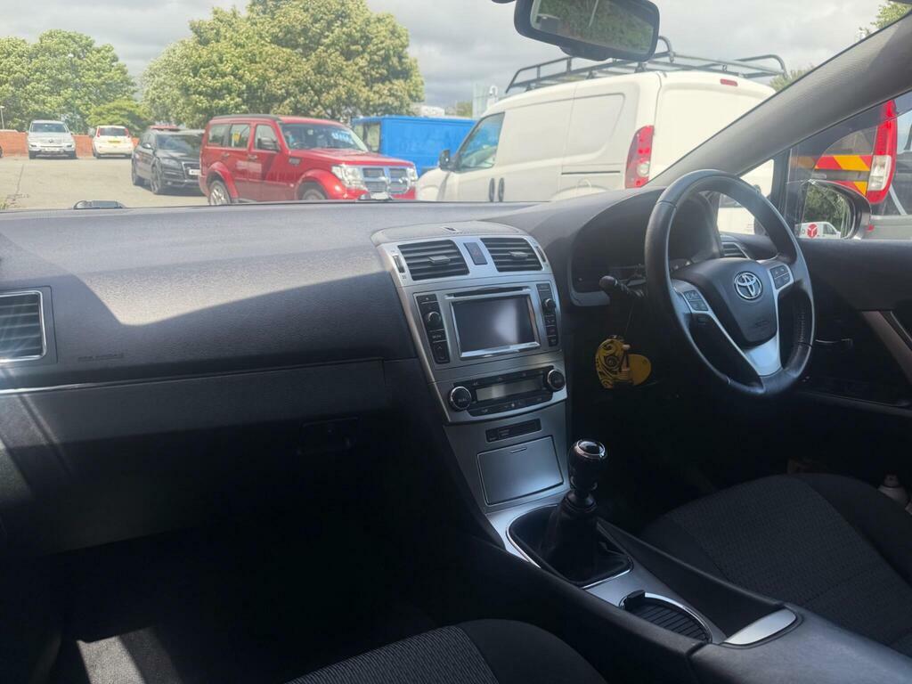 Toyota Avensis Automatic White #11