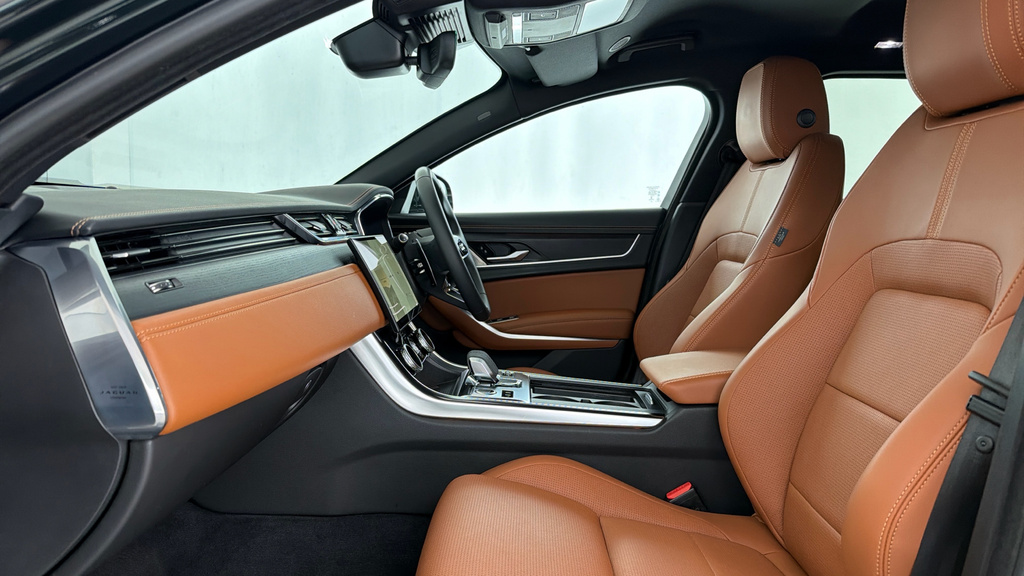 Jaguar XF 2.0 D200 Mhev R-dynamic Se Black Sportbrake Di Green #3