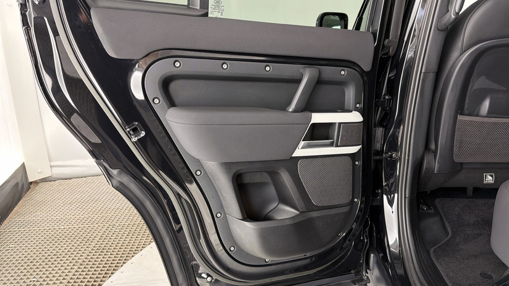 Land Rover Defender 110 X-dynamic Se Black #21
