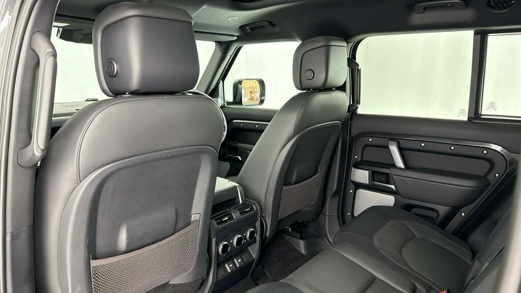 Land Rover Defender 130 X-dynamic Hse Red #29