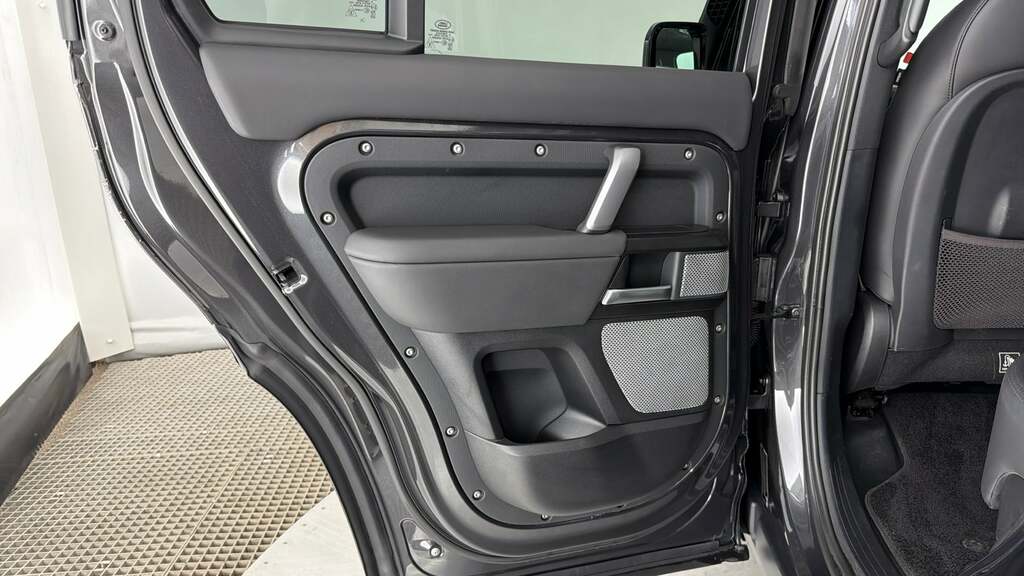 Land Rover Defender 130 X-dynamic Hse Red #30