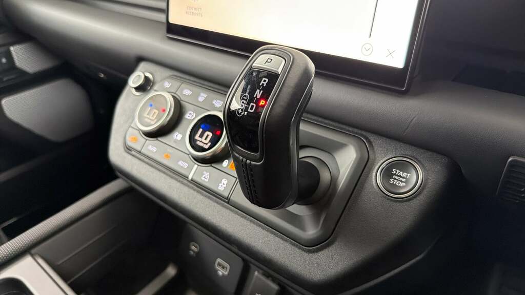 Land Rover Defender 130 X-dynamic Hse Red #11