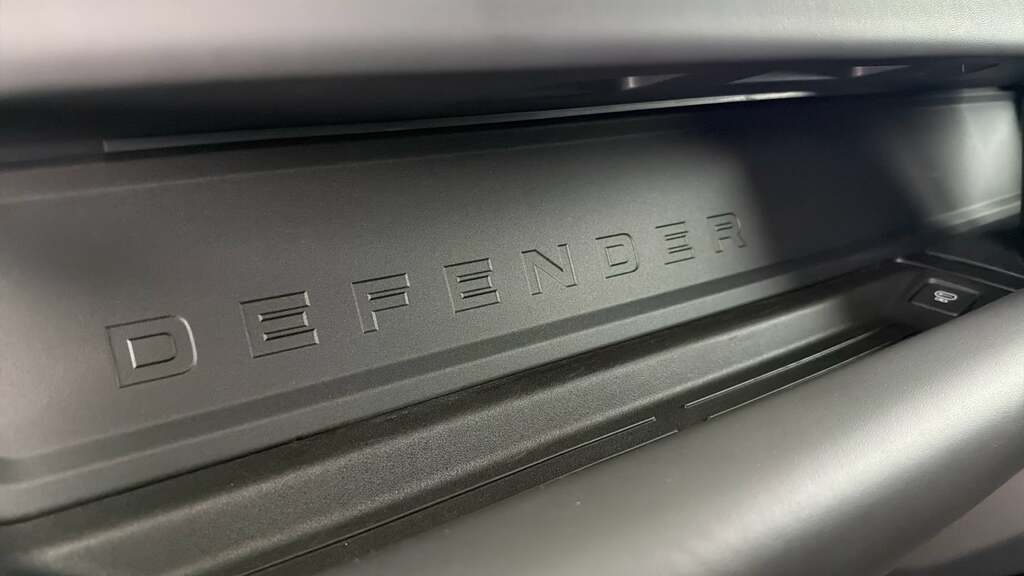 Land Rover Defender 130 X-dynamic Hse Red #19
