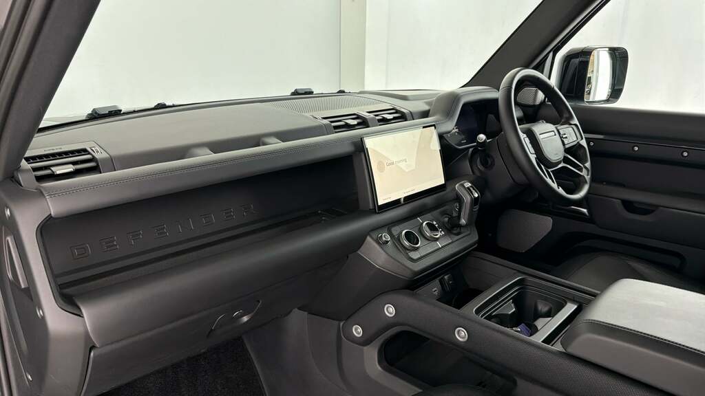 Land Rover Defender 130 X-dynamic Hse Red #26