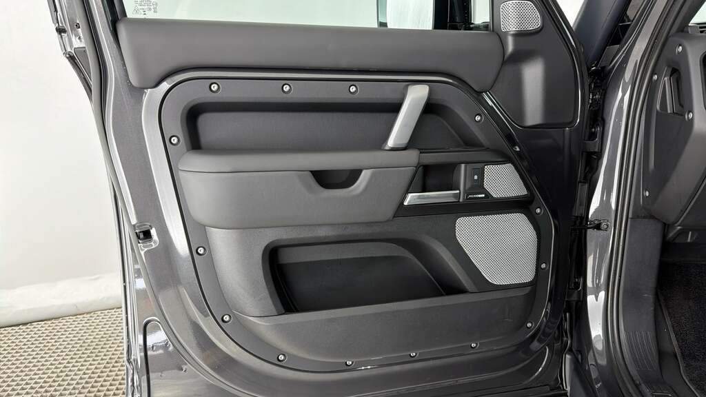 Land Rover Defender 130 X-dynamic Hse Red #20
